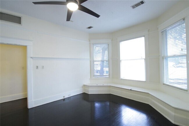 Building Photo - 834 E University Ave