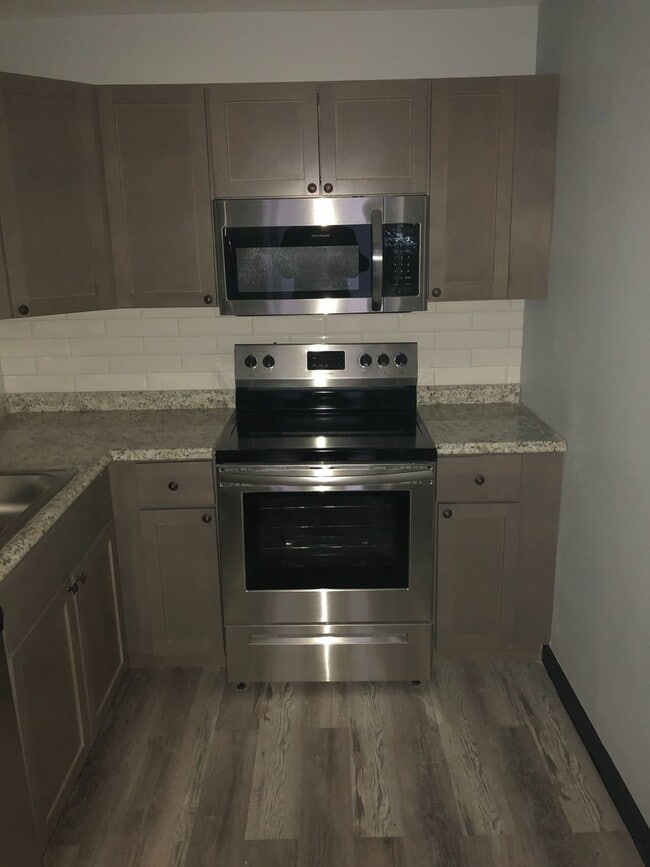 Building Photo - Newly Renovated, 1 Bed/1Bath Unit with Stu...