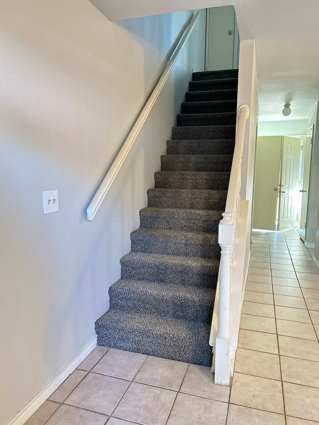 Building Photo - 644 W Collins St