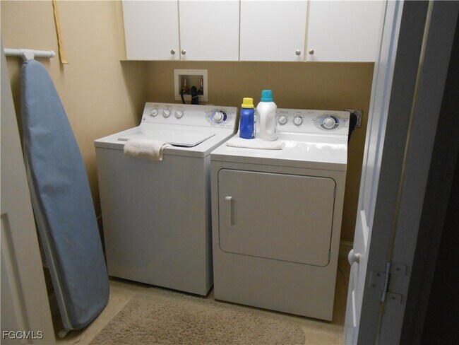 Building Photo - 10720 Ravenna Way