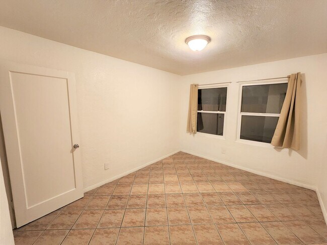 Building Photo - LARGE 1 BEDROOM WITH PRIVATE PATIO
