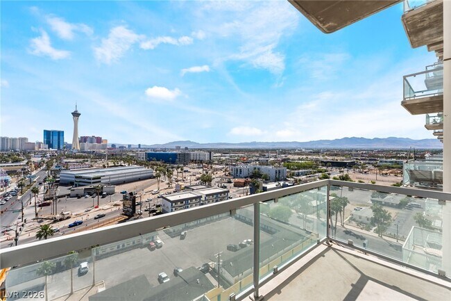 Building Photo - 900 S Las Vegas Blvd