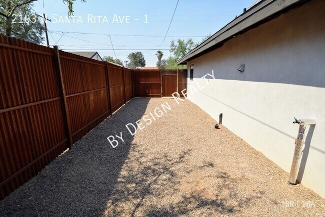 Building Photo - Renovated and Furnished 1 Bed 1 Bath Casita - 1 Mile To UofA
