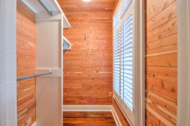 Building Photo - 4 BR 2/2 BA Large Fenced in Back Yard! Chef's Kitchen! Upstairs Bonus Room! 2 Car Garage