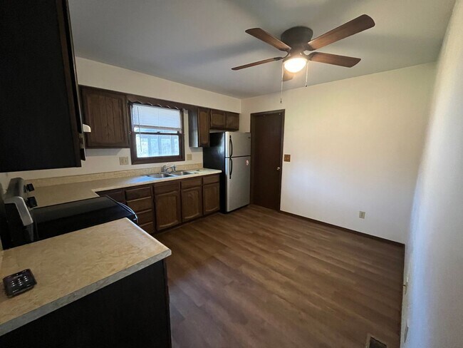 Building Photo - 225 Teakwood Dr