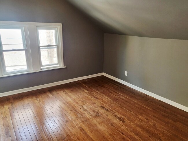 Building Photo - 2521 E 72nd Pl