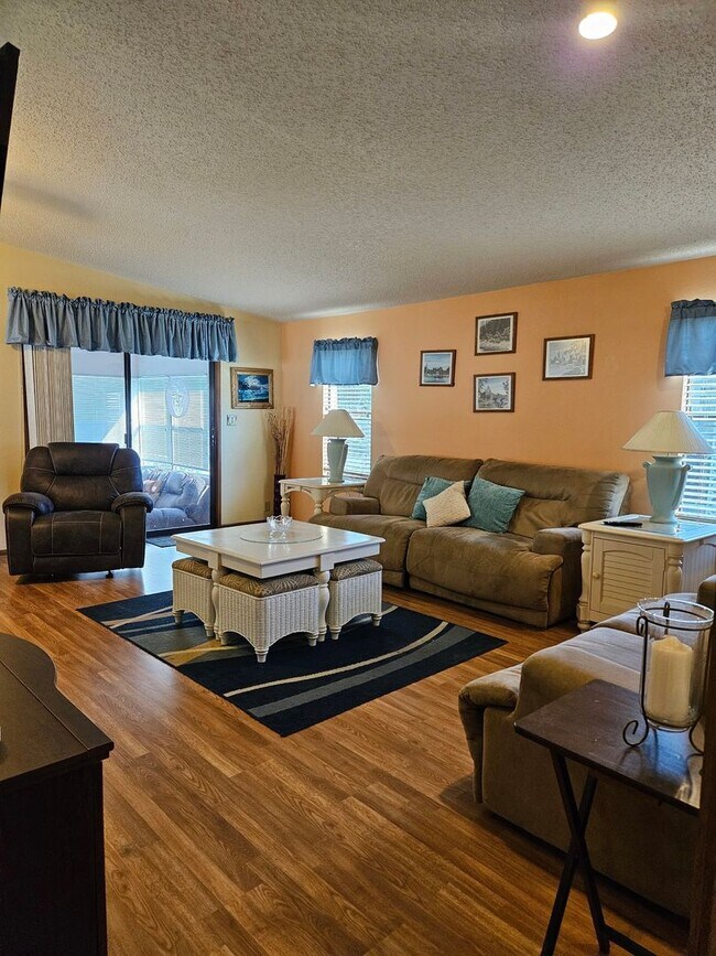 Building Photo - 2 bedroom 2 bath home int the beautiful La...