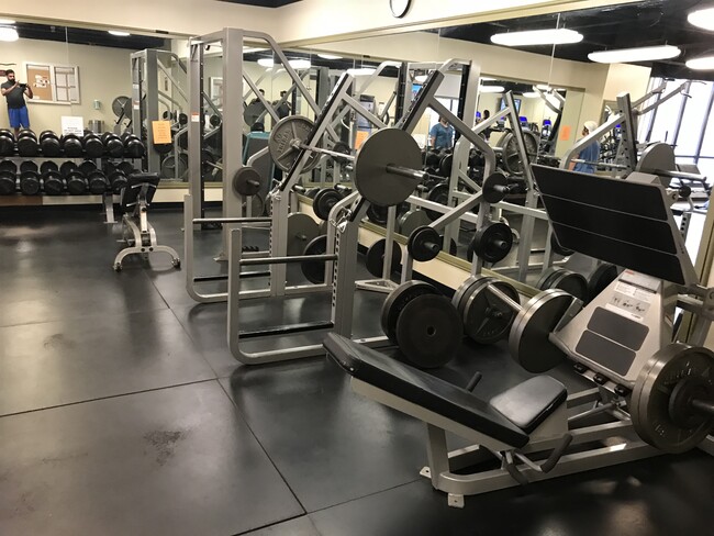 Amenities - 10 E Ontario St