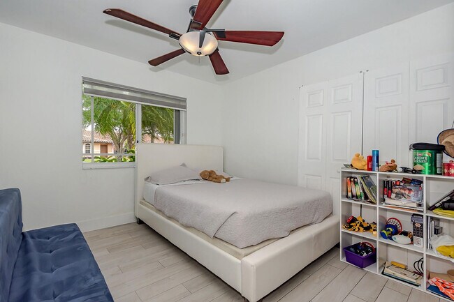 Building Photo - 16931 SW 5th Ct