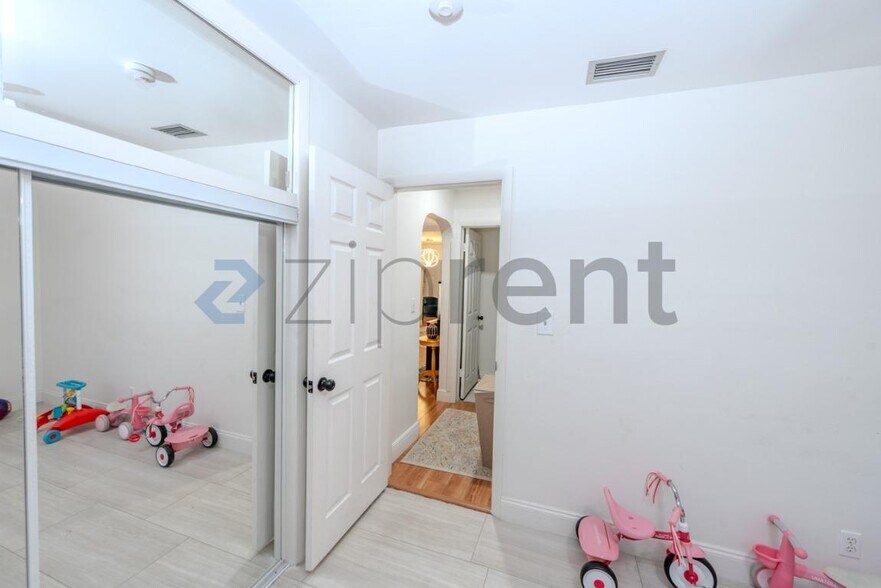 Building Photo - Unit