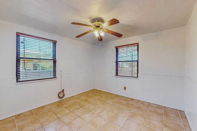 Building Photo - North Valley 4 Bedroom 2 Bath *Move-in Special* $1000 off 1st month rent if you sign by 11/30/25