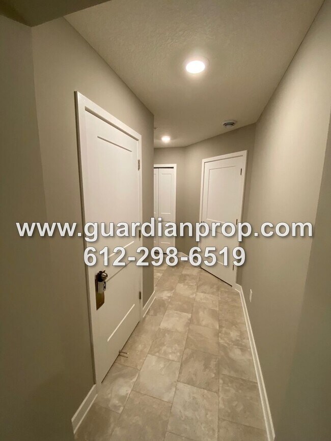 Building Photo - Luxury Townhouse Available June 1st, High End Finishings, Quartz Counters, Large Loft, Huge Prima...