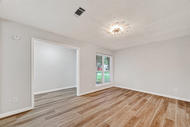 Building Photo - 25503 Foxbriar Ln