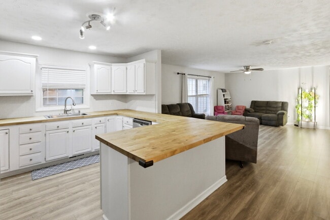 Building Photo - 607 Oakwood Ave