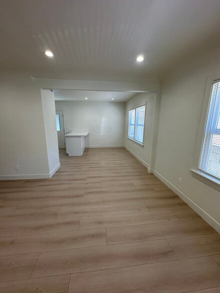 Building Photo - 217 Sinclair Ave