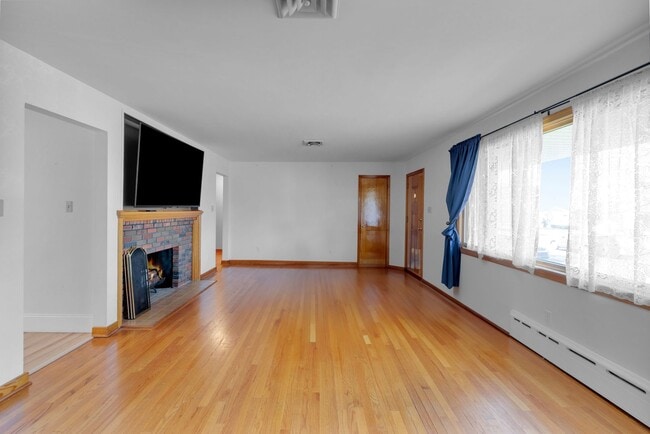 Building Photo - Charming 2-Bedroom Home in the Heart of Ca...