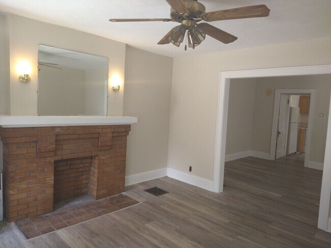 Building Photo - 206-208 N Harris Ave
