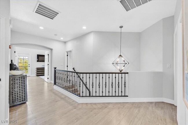 Building Photo - 271 Spectacular St