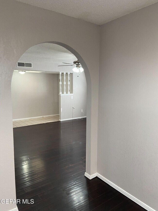 Building Photo - 6721 El Parque Dr