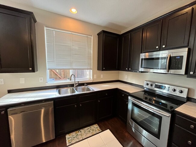 Building Photo - Super-Cute Townhouse! 3 bed + 2.5 baths w/ Fantastic Floor Plan! (A/C & Washer / Dryer included!)