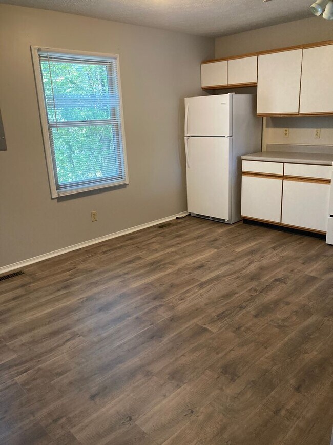 Building Photo - 3 Bedroom, 1.5 bath Home