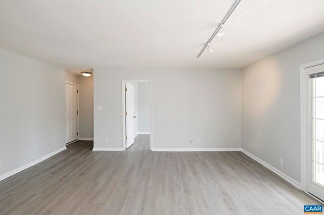 Building Photo - 1217 Villa Ln