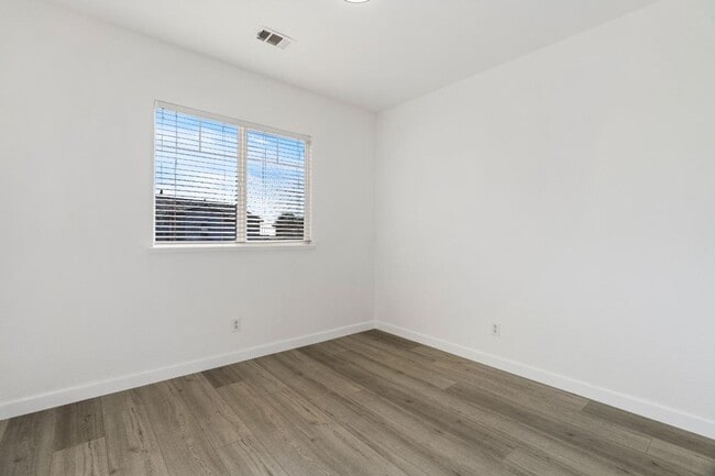 Building Photo - Large two-story home in the Bridal Ridge c...