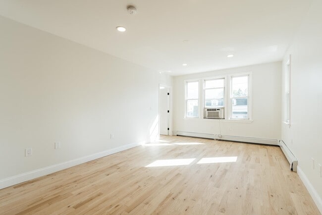 Building Photo - 27 W 52nd St