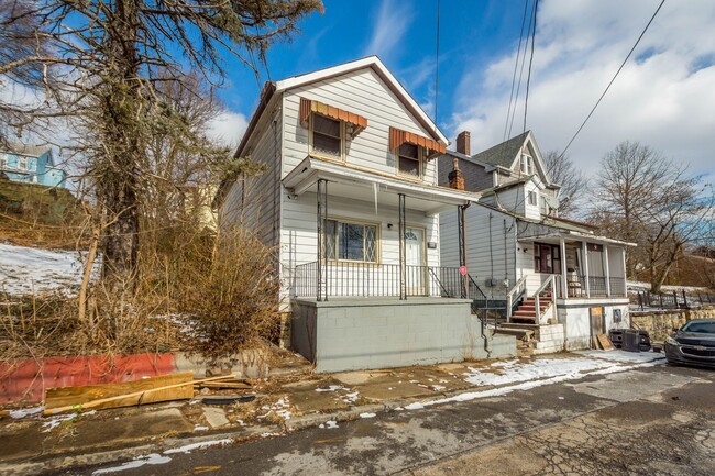 Building Photo - LOVELY 3 BEDROOM HOUSE AVAILABLE NOW! Conv...