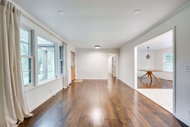 Building Photo - Amazing 3BE/2BA home in the West Meade & Hillwood Estates area!