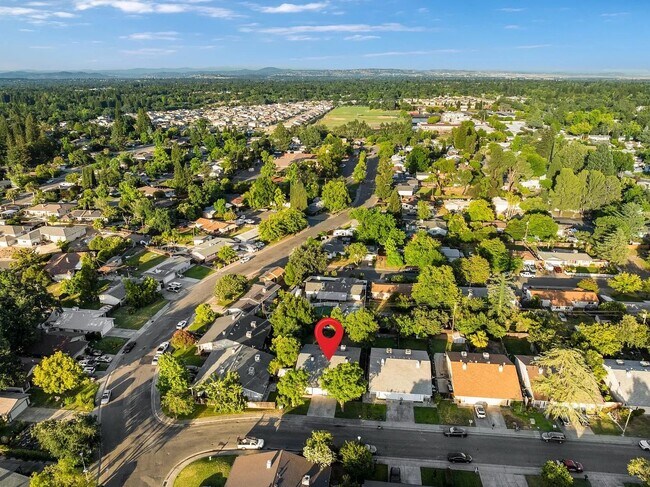 Building Photo - 5550 E Knoll Dr