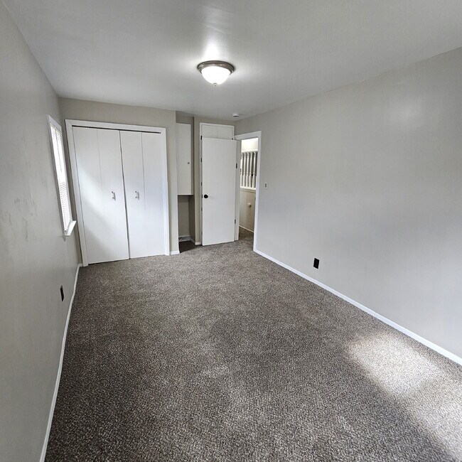Building Photo - A cozy 2-bedroom, 1-bath home in the heart...
