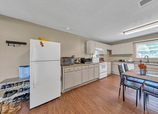 Building Photo - 460 School Ave