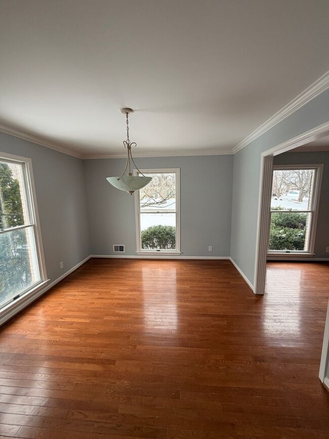 Building Photo - Gorgeous 3 bedroom house with finished basement!