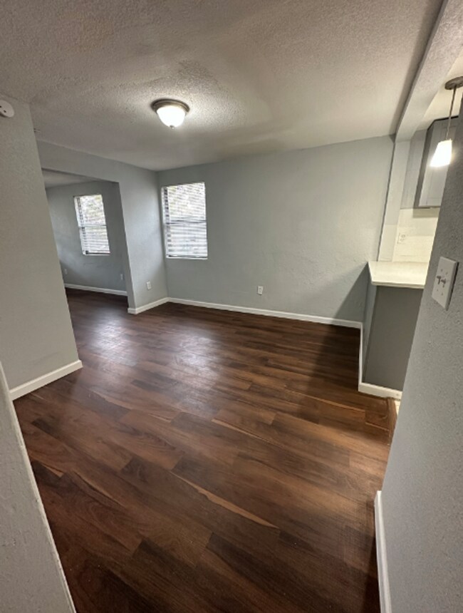 Building Photo - Renovated** Move in Ready** 3/2 Single Family home : Available Now!