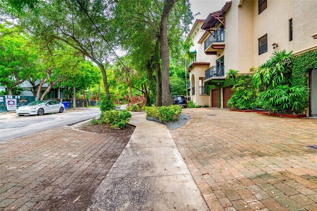 Building Photo - 2819 Coconut Ave