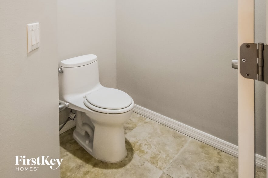 Building Photo - 516 Valencia Park Dr