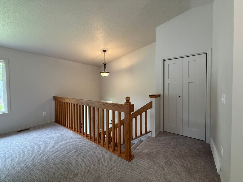 Living room and coat closet - 2005 S Gordon Dr