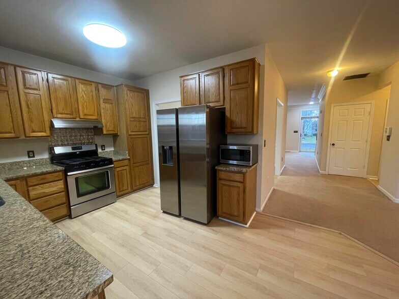 Building Photo - 16 Regency Dr