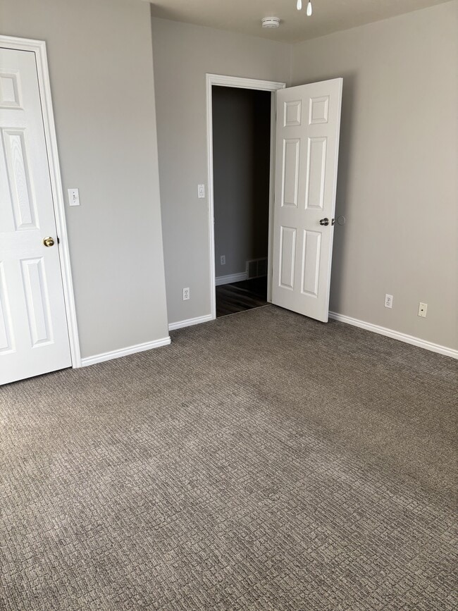 Building Photo - 405 W 375 N