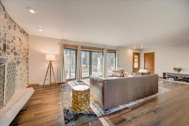 Building Photo - Spacious Elm Grove 3BR/2BA Ranch Single Fa...