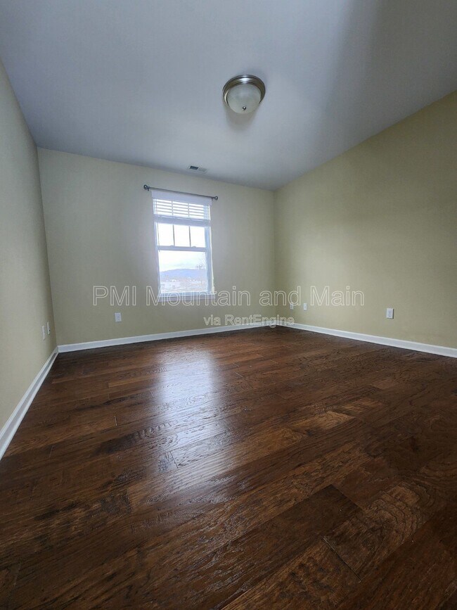 Building Photo - 19 Barnett Shoals Dr