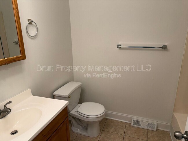 Building Photo - 11105 Lake Hills Dr