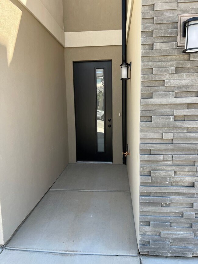 Building Photo - BRAND NEW 4 bedroom townhome in South Dese...