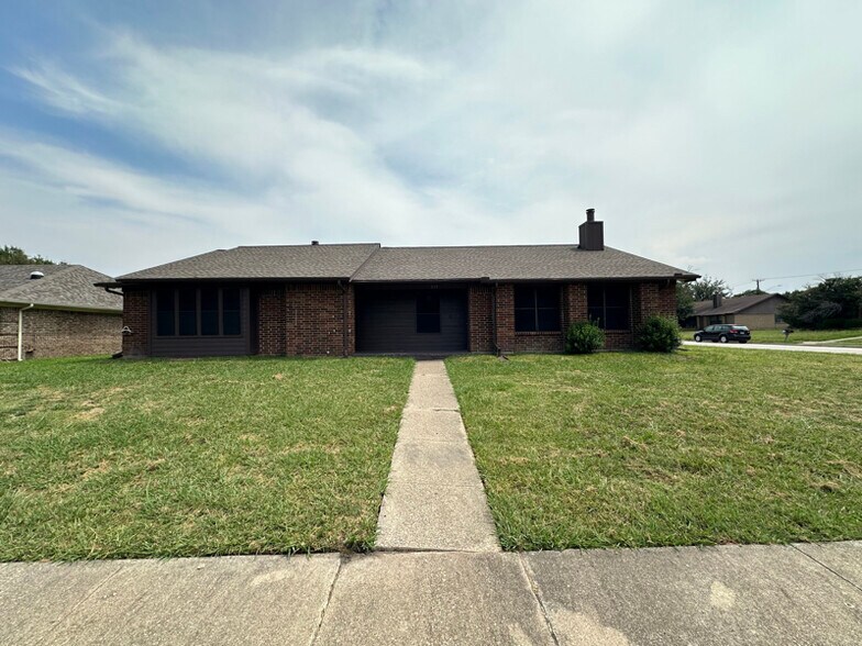 Primary Photo - 317 Shea St
