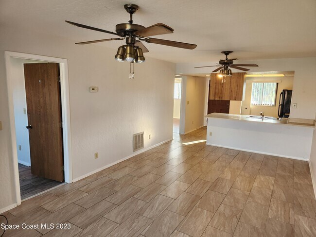 Building Photo - 1702 University Ln