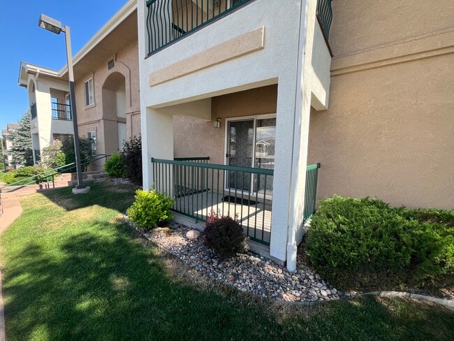 Building Photo - 3040 Mandalay Grv