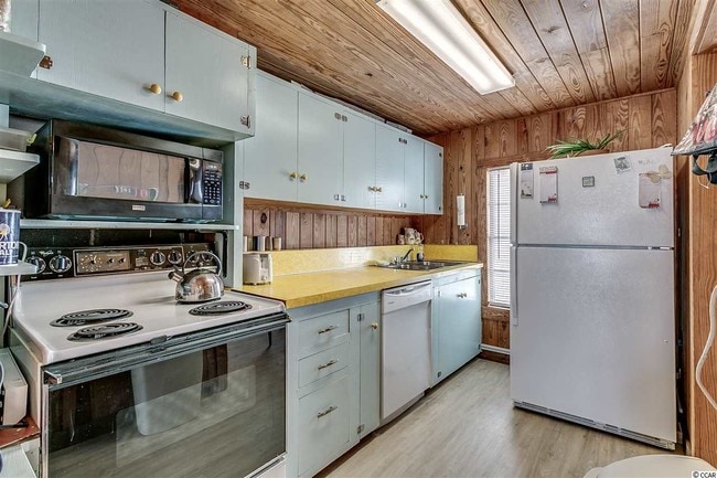 Building Photo - 502 16th Ave S