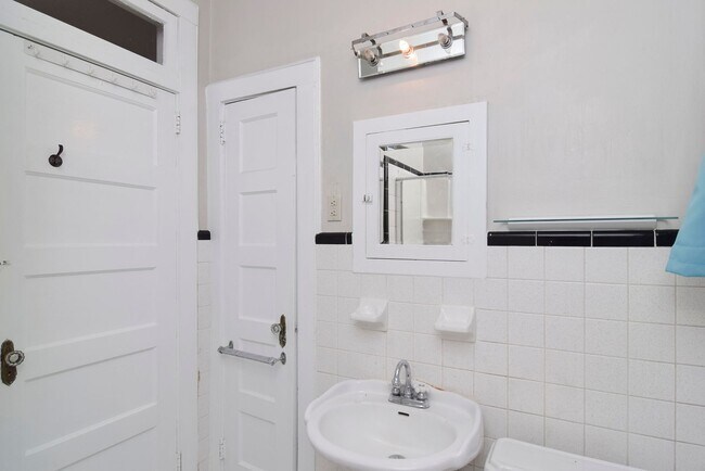 Building Photo - Charming 3 Bedroom Home in Desirable Heath...