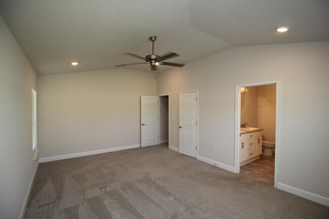 Building Photo - 705 Kylar Dr NW